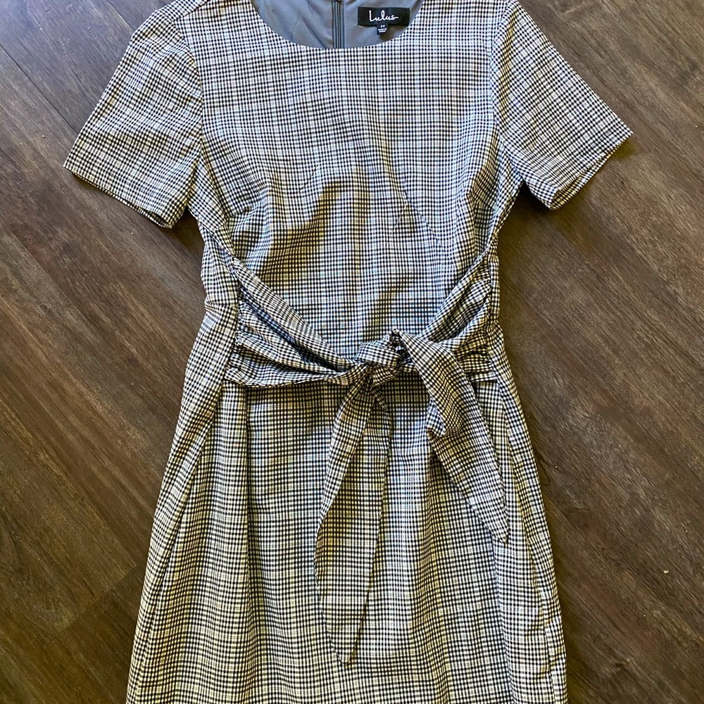 NWOT Lulus Black and White tie waist sheath dress mini